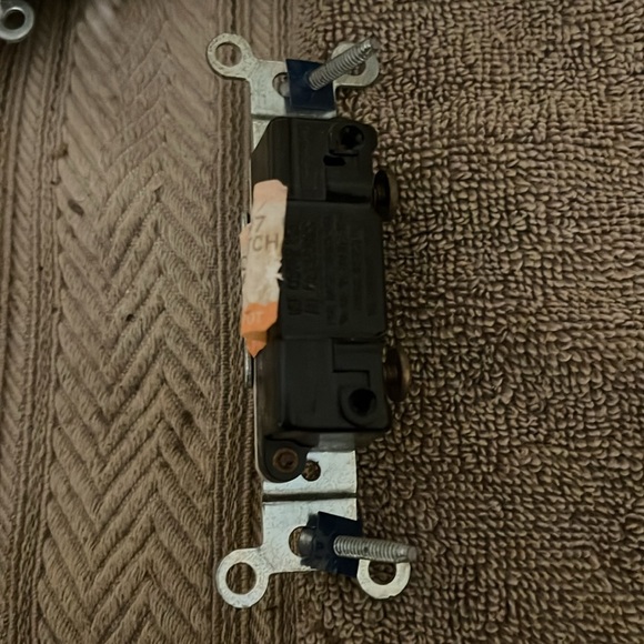 16 120volt single switch new unused a little dusty have been in a box for yrs - Picture 4 of 4